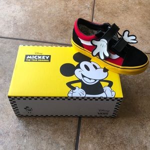 Disney Mickey Hugs Old Skool V